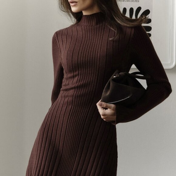Chic Minimalist Ribbed Knit Dress - Picture 3 of 4